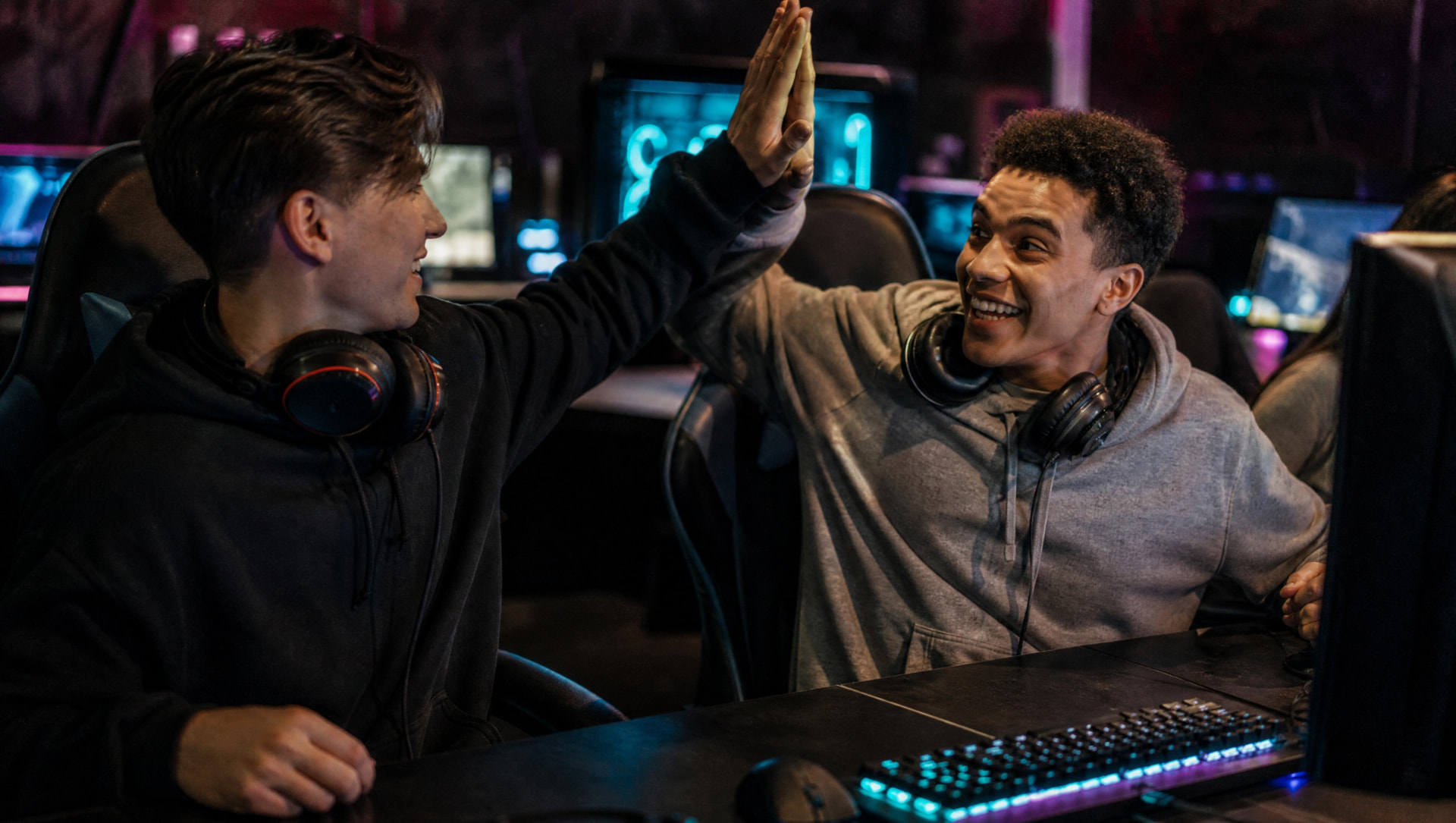 Jogadores comemorando uma partida na Loading X